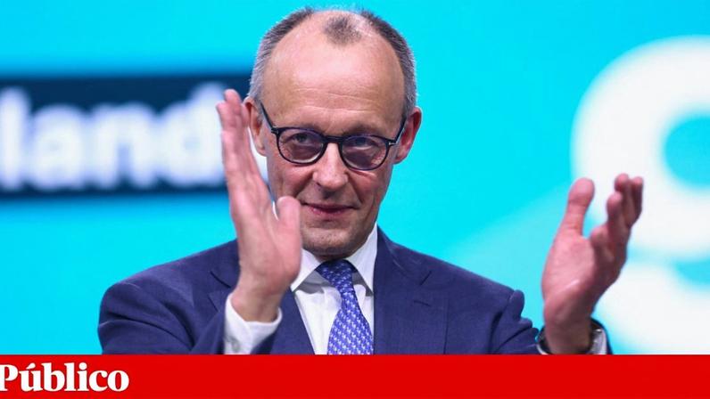 O chanceler alemão, Friedrich Merz, depois da sua reeleição como líder da CDU, na sexta-feira, no congresso em Estugarda