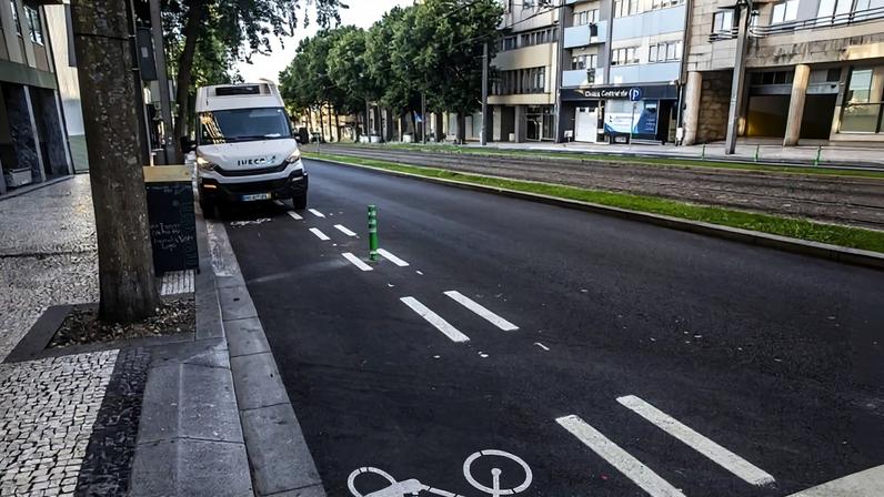 Uma providência cautelar da MUBi - Associação pela Mobilidade Urbana em Bicicleta impediu a remoção total da ciclovia