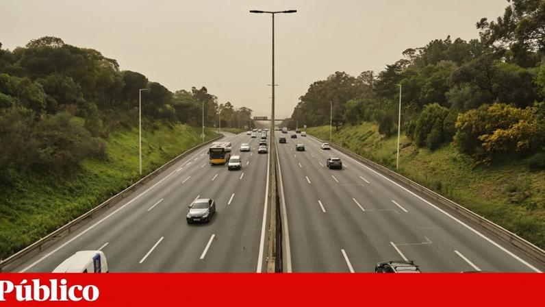 A A2 esteve cortada à circulação nos dois sentidos, mas foi entretanto reaberta no sentido Sul-Norte