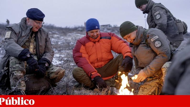 O Rei da Dinamarca Frederik X (ao centro) com responsáveis militares num treino durante uma visita à Gronelãndia
