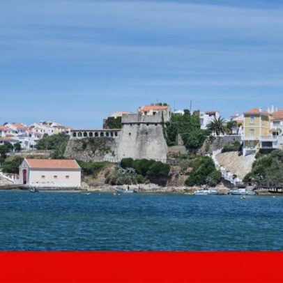 Duas embarcações abandonadas no rio Mira com jerricãs de combustível