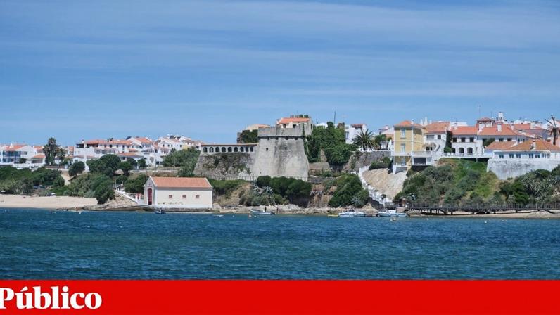 A primeira embarcação foi encontrada encalhada no rio Mira, na zona de Vila Nova de Milfontes