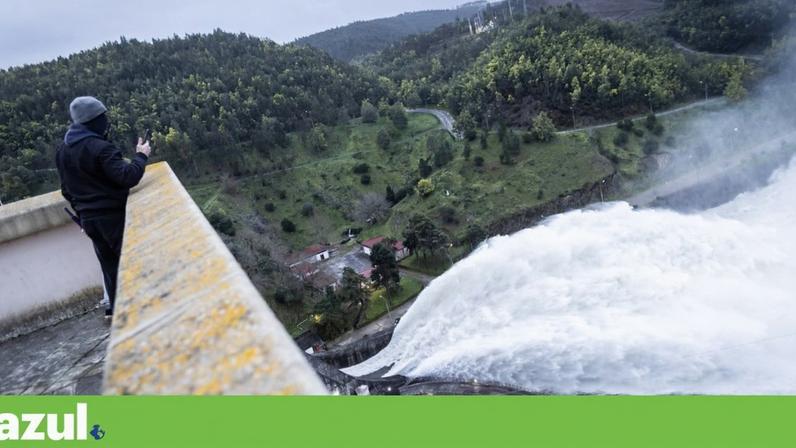 Descarga de água na Barragem da Aguieira, fundamental para controlar as cheias do rio Mondego