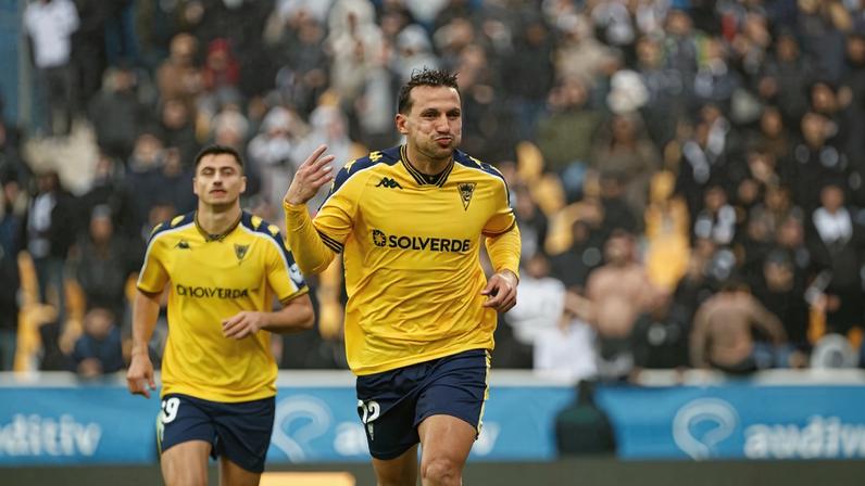 João Carvalho com a camisola do Estoril