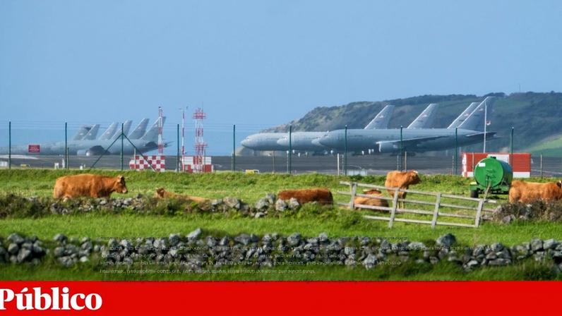 Vários aviões de abastecimento e caças da Força Aérea norte-americana estacionados na Base Aérea