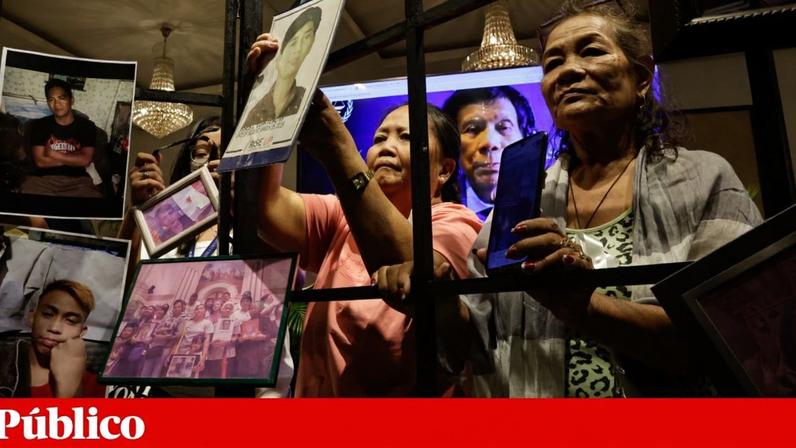 Famílias das vítimas da "guerra contra as drogas" de Rodrigo Duterte mostram fotografias dos familiares assassinados e pedem a condenação do ex-Presidente.