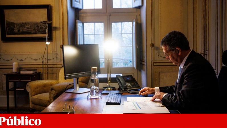 António José Seguro, no primeiro dia de trabalho no gabinete no Palácio Nacional de Queluz, onde ficará a trabalhar até à sua tomada de posse como Presidente da República, a 9 Março