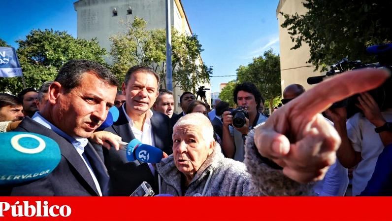 Nuno Piteira Lopes, à esquerda, durante uma acção de campanha para as autárquicas, ainda como candidato à Câmara de Cascais, com Luís Montenegro