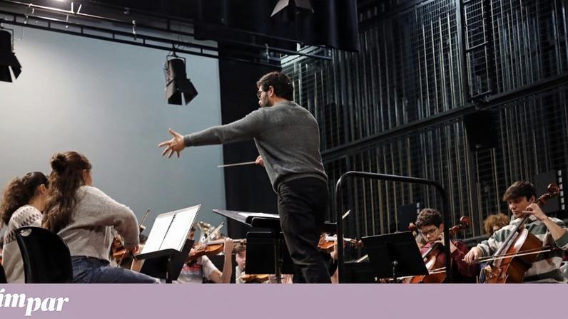 André Xavier dirige uma orquestra de jovens músicos no ensaio de Huapango