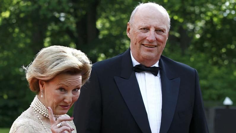 Rei Haroldo da Noruega e a Rainha Sónia chegam ao jantar do Governo no Eric Ericson Hall, em Skeppsholmen, em Junho de 2010