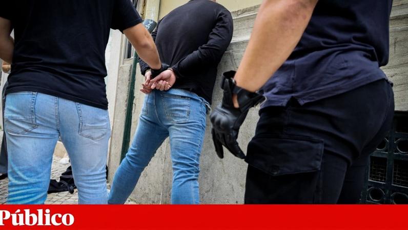 Polícia numa operação de prevenção criminal a carteiristas e venda de droga