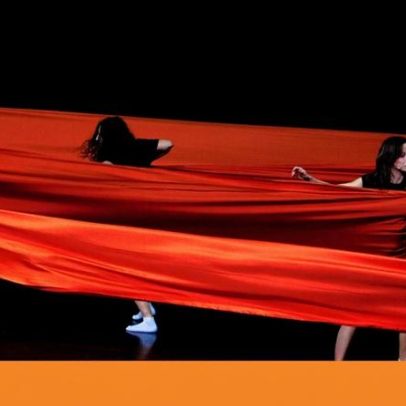 Miet Warlop dirige performance com seis quilómetros de tecido
