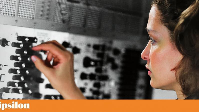 Éliane Radigue nos anos 1970, com o seu sintetizador ARP 2500