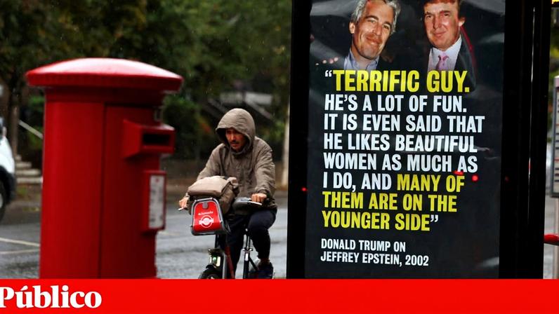 Um cartaz com um excerto de uma declaração antiga de Trump sobre Epstein fotografado em Londres, onde o caso continua a ter consequências legais, ao contrário dos EUA