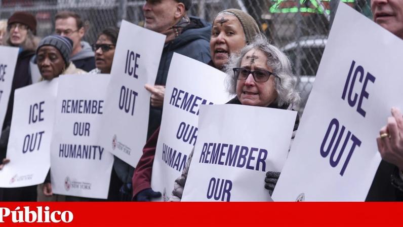 Imagem de uma vigília multirreligiosa na Quarta-feira de Cinzas, em frente ao número 26 do Federal Plaza, um local do Serviço de Imigração e Alfândega dos Estados Unidos (ICE) onde pessoas foram detidas, em Nova Iorque