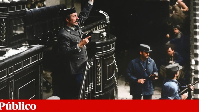 Antonio Tejero Molina de arma em punho no Congresso espanhol, a 23 de Fevereiro de 1981
