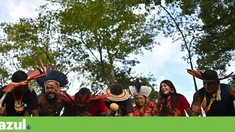 Povos originários celebram após o Governo do Brasil anunciar revogação do decreto 12600, em frente ao Palácio do Planalto, em Brasília