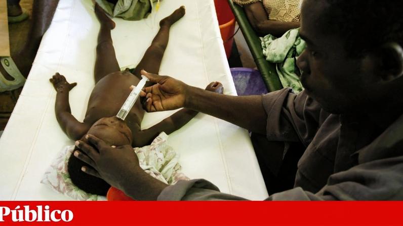 Criança recebe tratamento em centro para vítimas de cólera