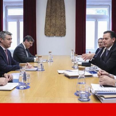 Governo confirma execução de 43 medidas do PS após reunião com Carneiro