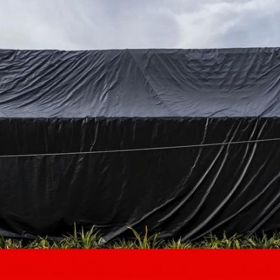 Um mês após Kristin, ainda há corpos embrulhados em plástico, na chuva e sem luz