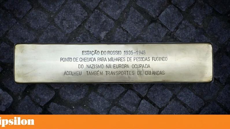 A primeira das Stolperschwellen em território português evoca o papel da estação do Rossio durante a Segunda Guerra Mundial, como ponto de trãnsito de refugiados