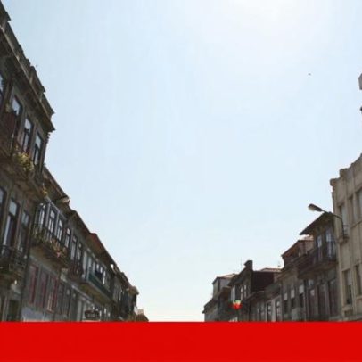 Queda de fachada de prédio no Porto corta Rua do Bonfim