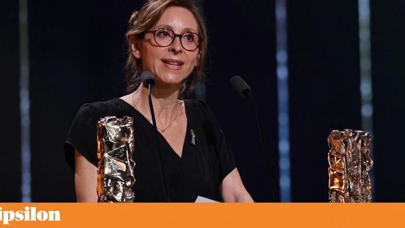 A realizadora Carine Tardieu com o César de melhor filme, atribuído pela Academia Francesa de Cinema