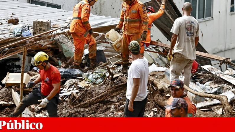 Bombeiros e voluntários removem escombros enquanto participam numa operação de busca e salvamento, em Juiz de Fora