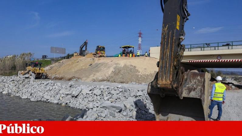 Obras de reparação junto ao troço da A1 que colapsou devido ao rebentamento do dique sob o viaduto de casais