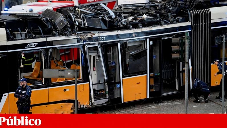 O eléctrico, um dos modelos mais novos em operação em Milão, saiu dos carris na Rua Vittorio Veneto