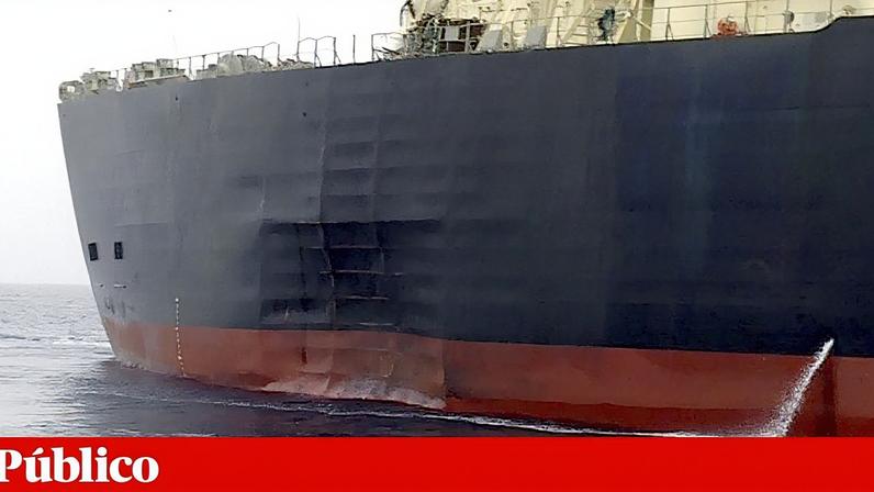 Cargueiro de petróleo no Estreito de Ormuz