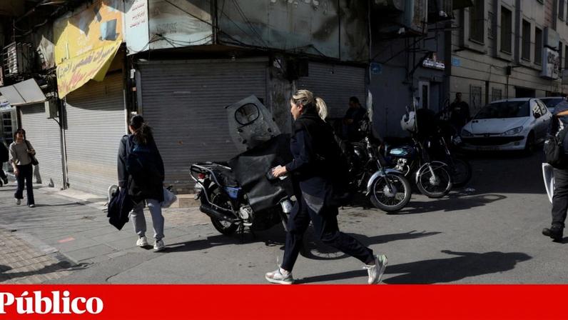 Residentes em Teerão tentam abrigar-se após um ataque israelita