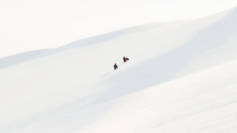 Até pode parecer um par de auscultadores, mas, na verdade, é uma coluna portátil