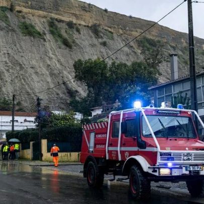 Pelo menos 35 pessoas evacuadas de casas em Almada