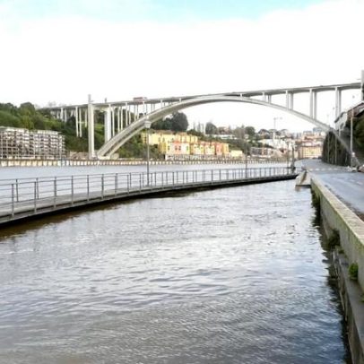 Moradores e comerciantes atentos ao Douro