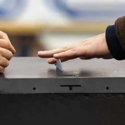 Mau tempo não atrasa voto, abstenção sobe levemente