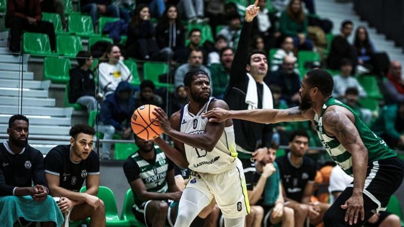 Os insultos foram proferidos aos jogadores do F. C. Porto, durante o confronto com o Sporting no sábado