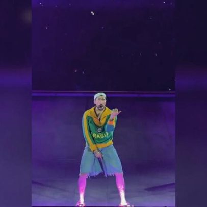 Bad Bunny faz vénia a Pelé com camisola e música personalizada em concerto
