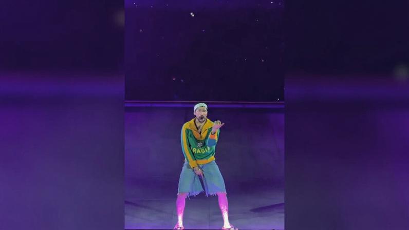 Bad Bunny faz vénia a Pelé com camisola e música personalizada em concerto