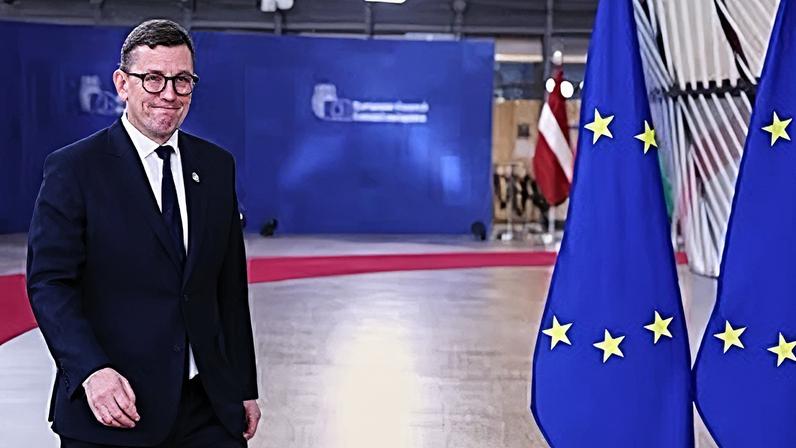 Primeiro-ministro da Estónia, Kristen Michal, chega à cimeira da UE em Bruxelas, 18 dez. 2025.