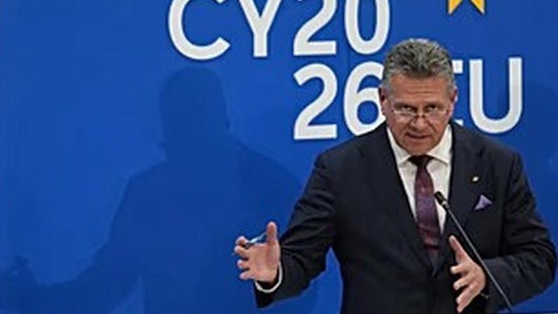 O Comissário Europeu para o Comércio e a Segurança Económica, Maros Sefcovic, fala durante uma conferência de imprensa após a reunião informal dos Ministros do Comércio, 20 de fevereiro de 2026.