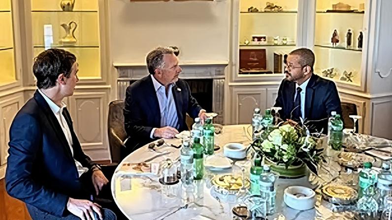 O ministro dos Negócios Estrangeiros de Omã, Sayyid Badr bin Hamad Al Busaidi, com o enviado especial da Casa Branca, Steve Witkoff, e Jared Kushner, no âmbito das conversações em curso entre o Irão e os EUA.