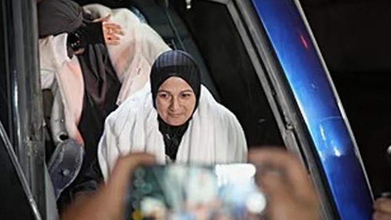 Familiares recebem regressados no Hospital Nasser, após a entrada em Gaza de um grupo de 40 palestinianos