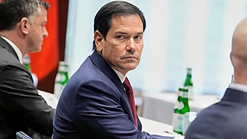 O Secretário de Estado Marco Rubio observa durante uma reunião com o Ministro dos Negócios Estrangeiros da China, Wang Yi, em Munique, Alemanha, sexta-feira, 13 de fevereiro de 2026.