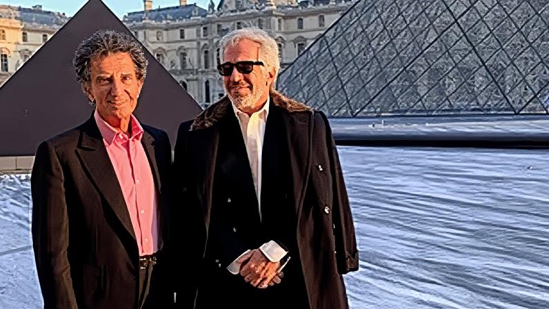 Jeffrey Epstein e o ex-ministro da Cultura francês Jack Lang no Louvre em Paris (Foto sem data do Departamento de Justiça dos EUA via AP)