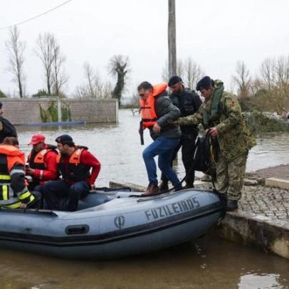 Fuzileiros transportam população de Ereira de camião e bote