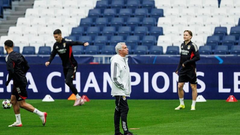 José Mourinho orientou o treino no Santiago Bernabéu, mas está castigado e não vai estar no banco