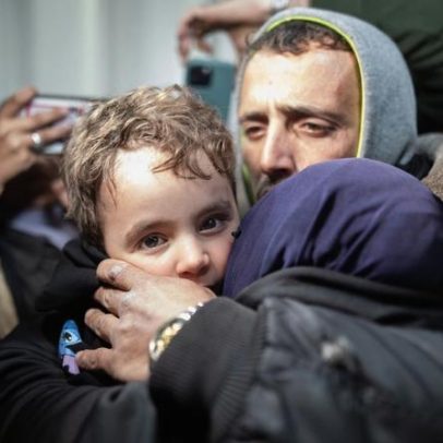 Palestinianos autorizados a entrar em Gaza após reabertura de Rafah