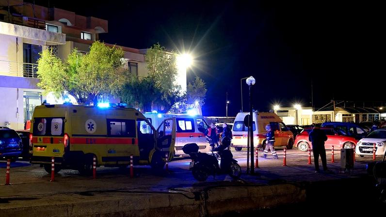 Logo na noite de terça-feira, a guarda costeira conseguiu recuperou quatro corpos, mas o número de mortos aumentou rapidamente