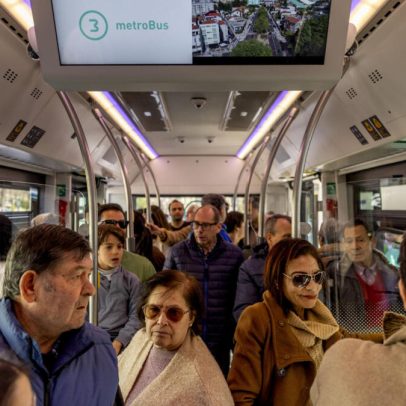 Centenas de pessoas testaram o Metrobus no primeiro dia do serviço